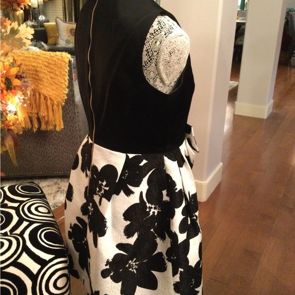 Elegant Black and White Floral Tahari Dress - Picture 3 of 7